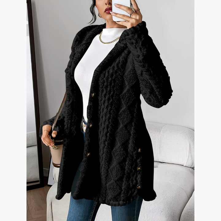 Abrigo de mujer suave con capucha y botones, perfecto para un look casual y cómodo.