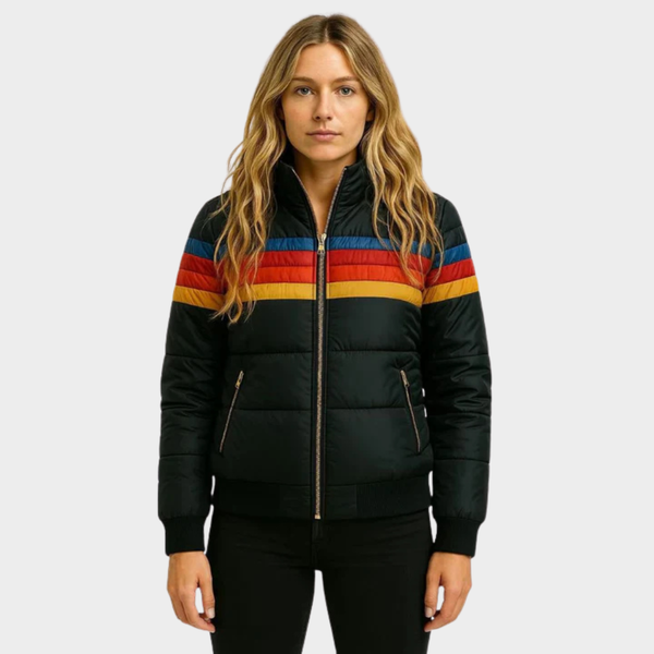 Abrigo acolchado de mujer con estilo, capucha a rayas, perfecto para el frío invernal.