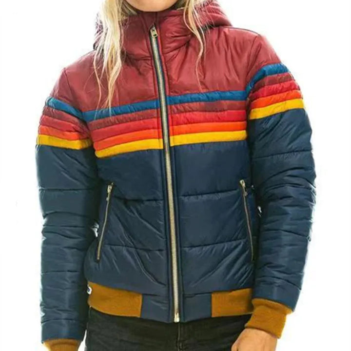 Detalle de chaqueta acolchada de mujer con capucha a rayas, cómoda y moderna para el invierno.