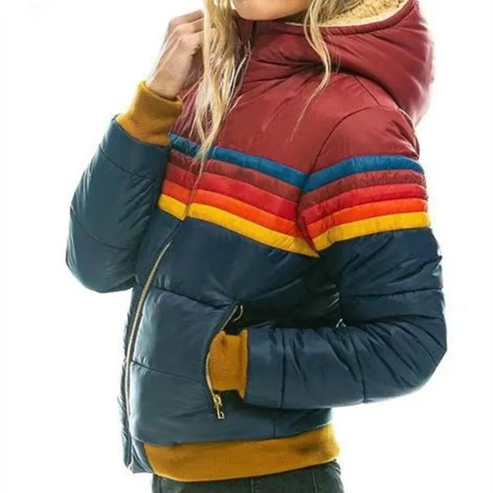 Chaqueta de invierno acolchada para mujer con capucha a rayas, cálida y con un diseño actual.