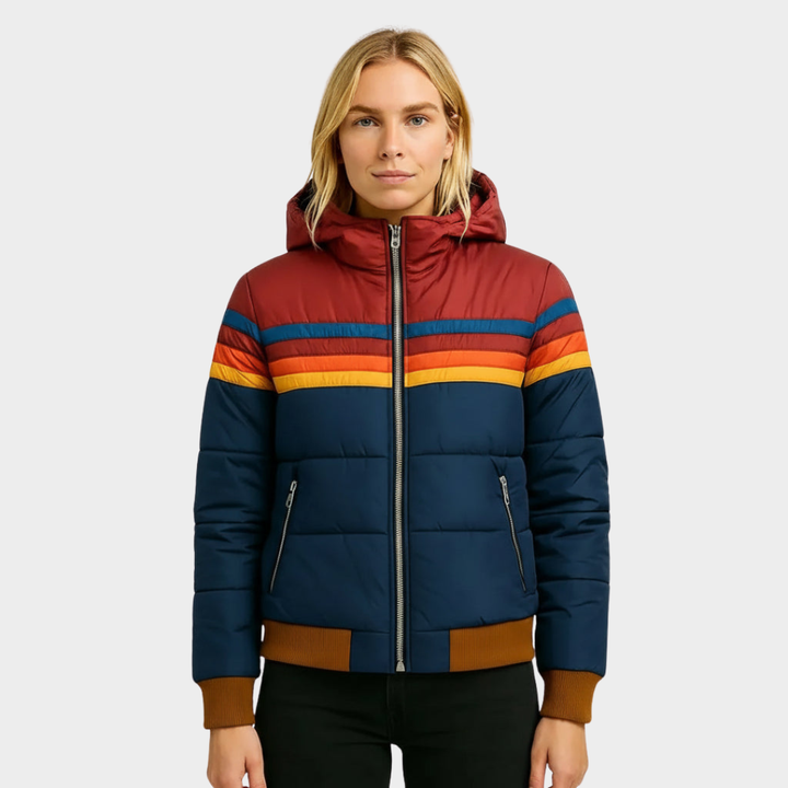Chaqueta acolchada de mujer con capucha a rayas, ideal para invierno casual y cómodo.