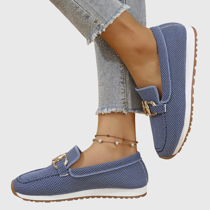 Mocasines de malla con hebilla dorada para mujer, estilo informal y chic, perfectos para el día a día.