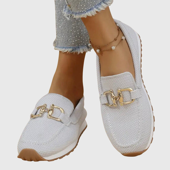 Mocasines de mujer de malla, calzado transpirable con hebilla dorada. Ideal para un look casual moderno.