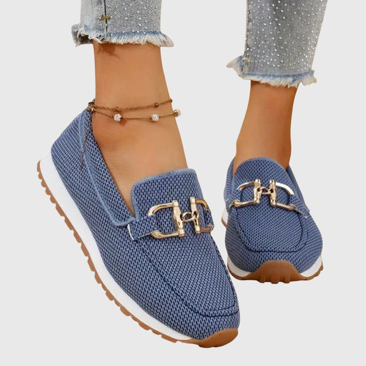 Mocasín de malla para mujer con hebilla dorada, ideal para estilo casual, comodidad y moda actual.