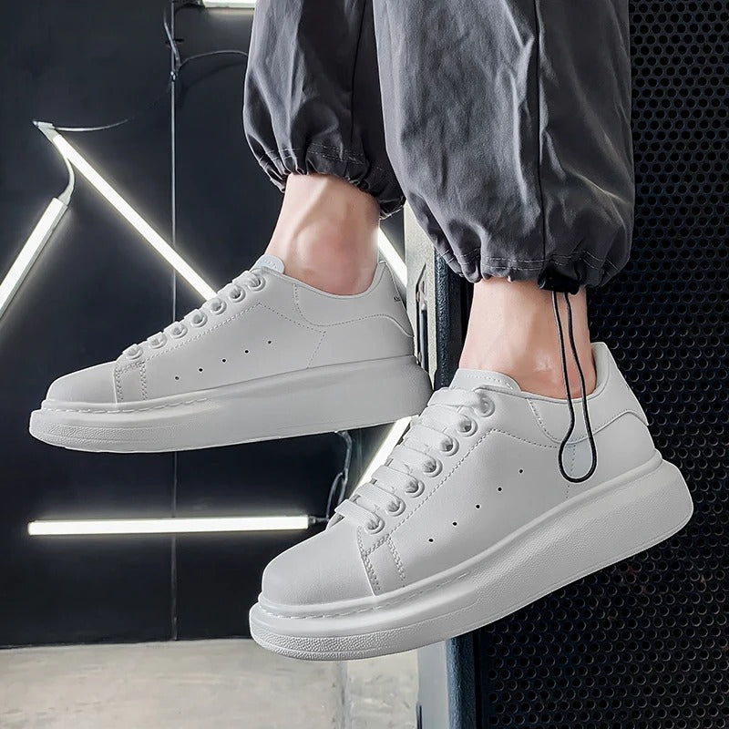 Zapatillas deportivas elegantes para hombre, diseño minimalista con suela elevada. Confort y moda masculina.