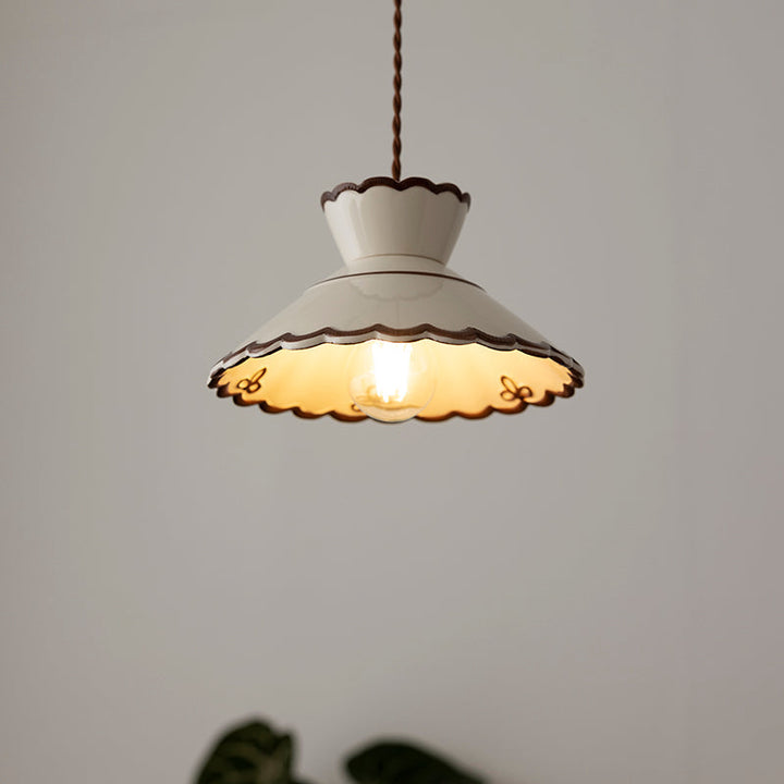 Lámpara de techo retro Grace con cerámica beige y borde marrón. Perfecta para decoración vintage.