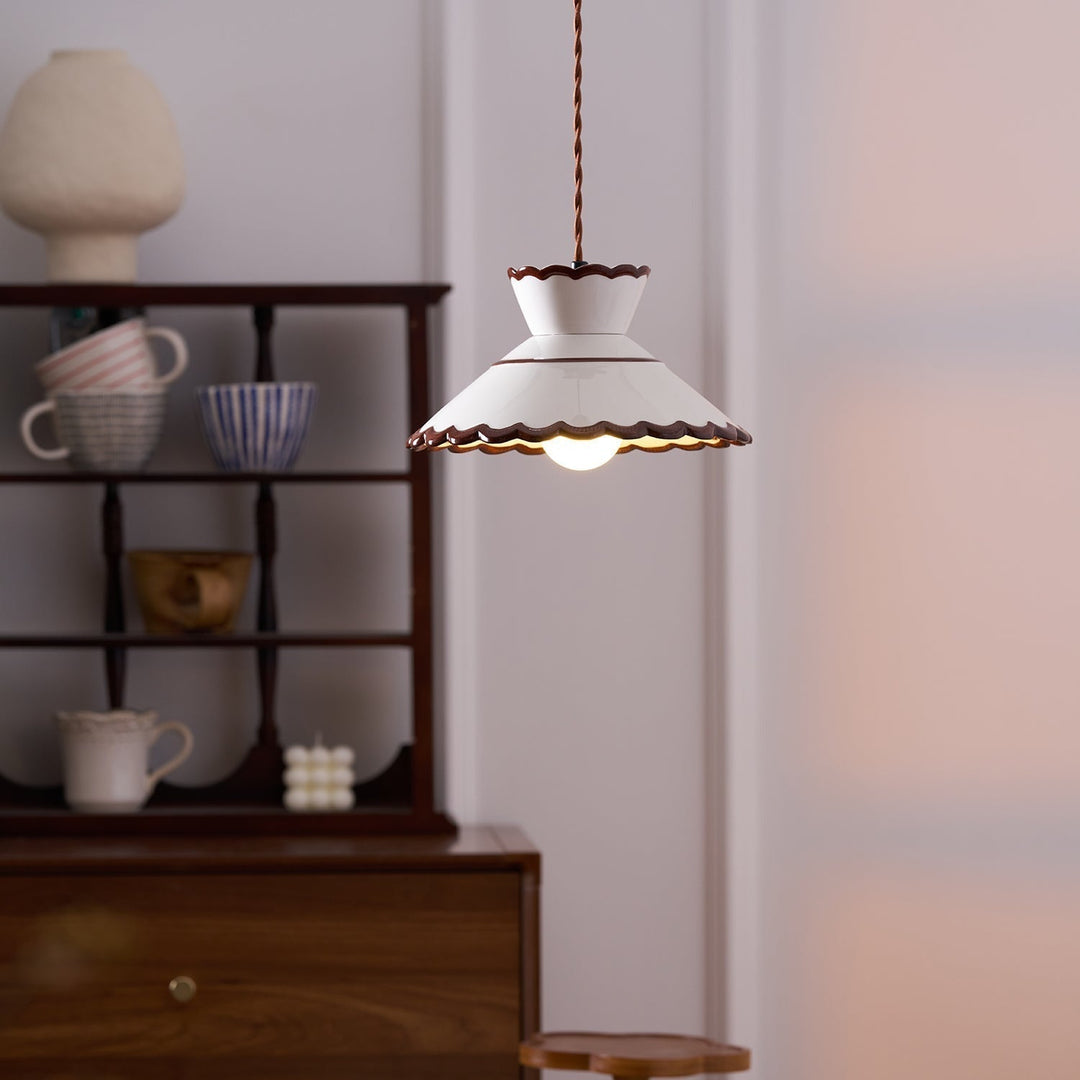 Iluminación colgante de cerámica con diseño escalonado, color beige y marrón. Estilo retro.