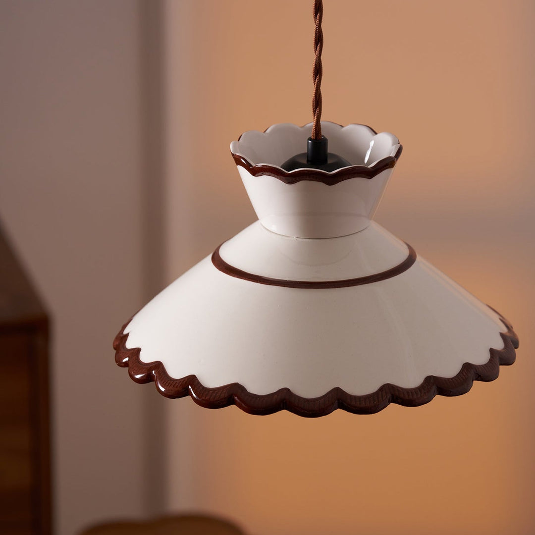 Lámpara colgante de cerámica beige con distintivo borde marrón, estilo retro/vintage.