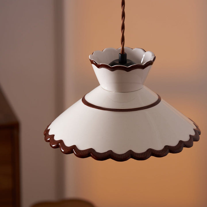 Lámpara colgante de cerámica beige con distintivo borde marrón, estilo retro/vintage.