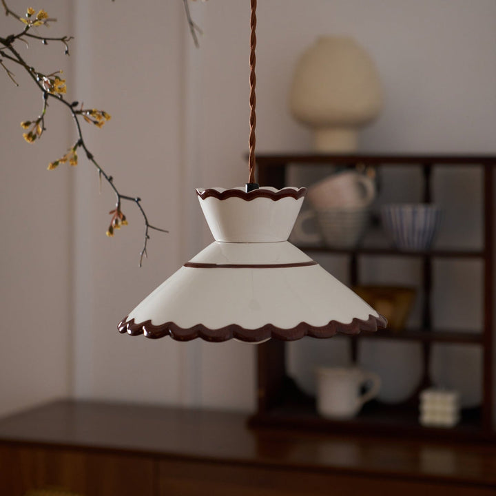 Colgante de cerámica beige, diseño escalonado y borde marrón. Iluminación retro para el hogar.