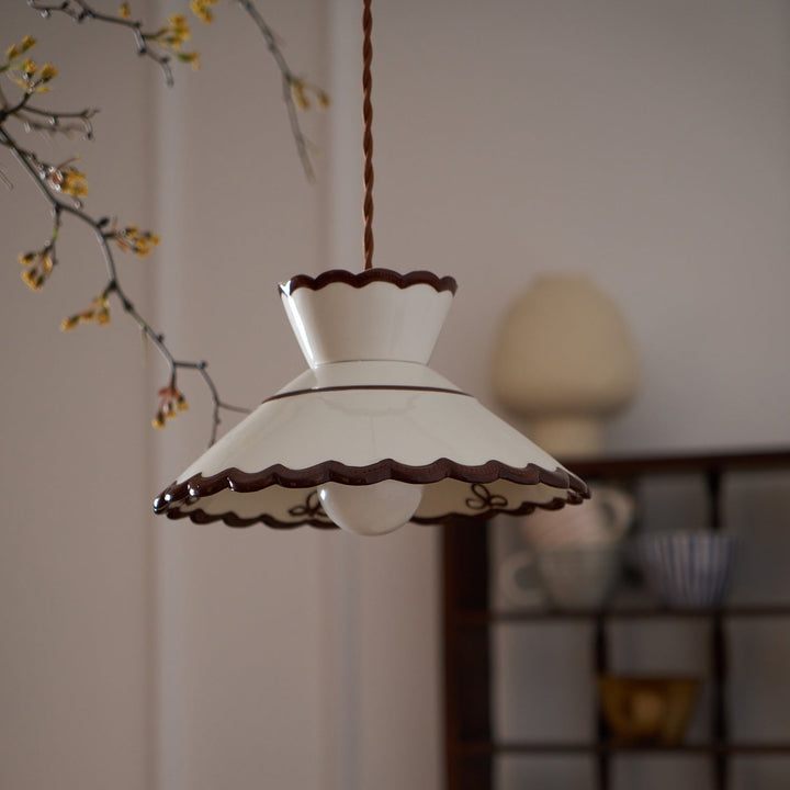 Cerámica colgante retro en tonos beige y marrón, ideal para iluminación decorativa vintage.