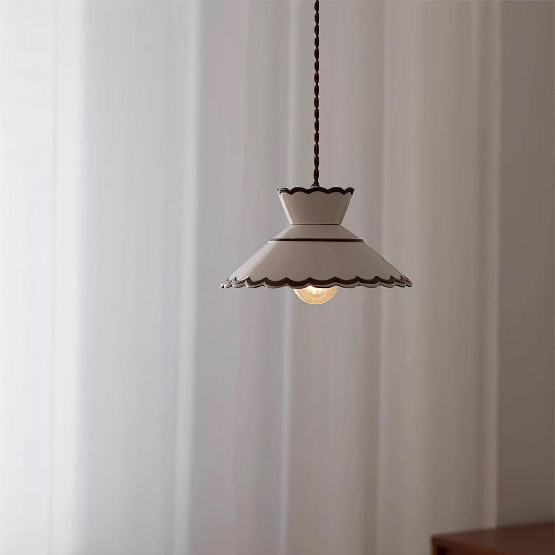 Lámpara colgante retro de cerámica para iluminar tu hogar. Beige y marrón, estilo Grace.
