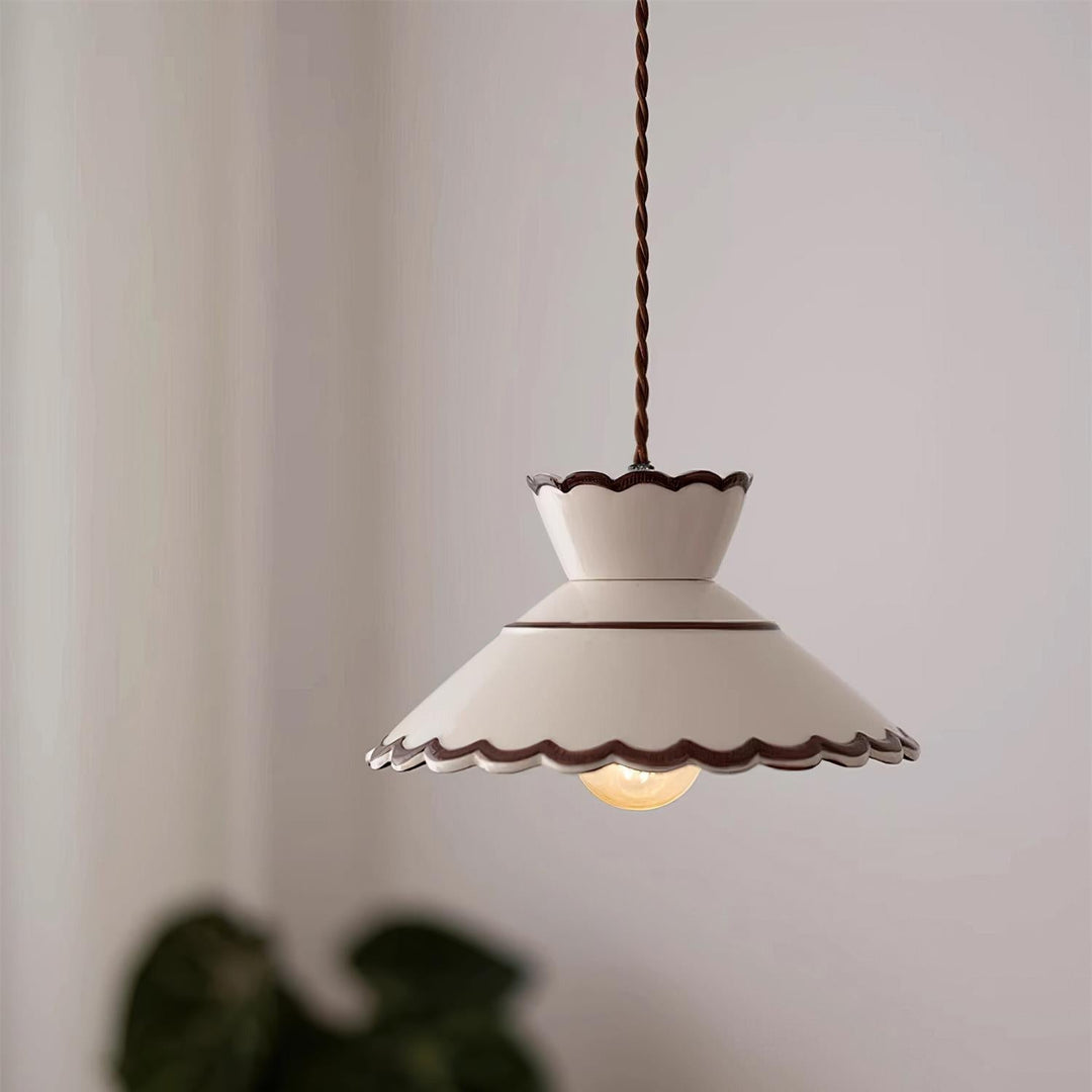 Iluminación colgante de cerámica, diseño vintage y retro. Beige con borde marrón.