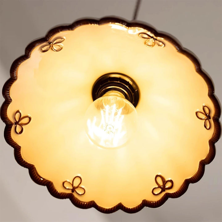 Colgante retro Grace de cerámica beige con detalles marrones, toque vintage para el hogar.