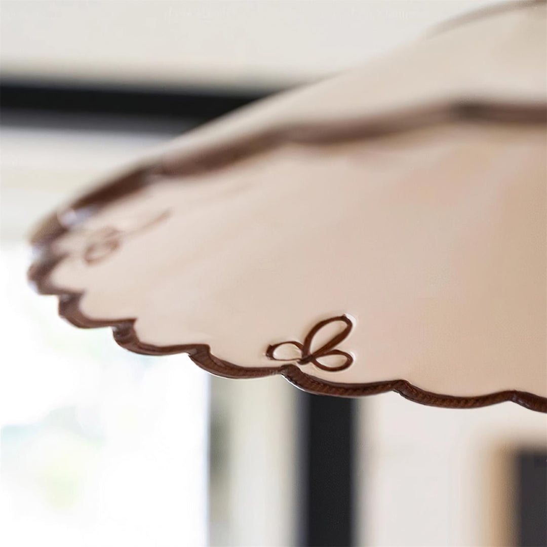 Lámpara colgante vintage de cerámica con borde marrón. Tono beige para estilo retro.