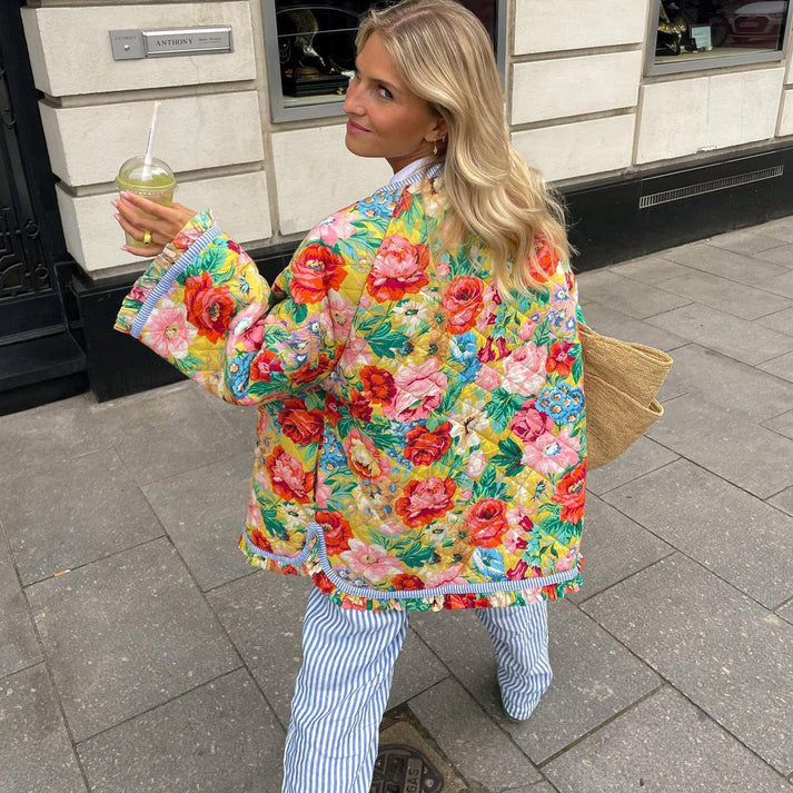 Abrigo floral holgado para mujer, estilo moderno con botones. Tendencia de moda para otoño e invierno.