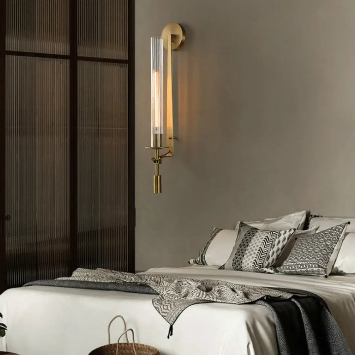 Lámpara de pared retro con pantalla de vidrio. Iluminación cálida para hogar y decoración.