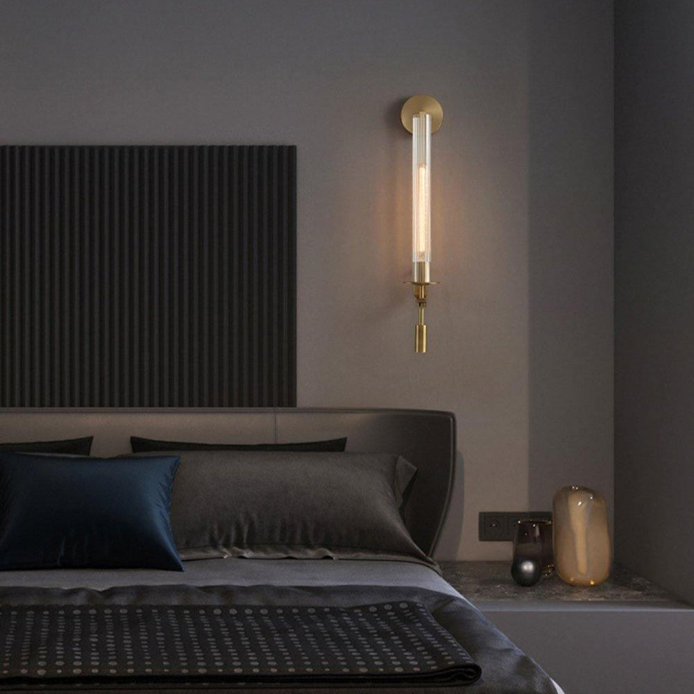 Lámpara de pared de vidrio retro. Aplique de metal para luz cálida y ambiente acogedor en tu hogar.