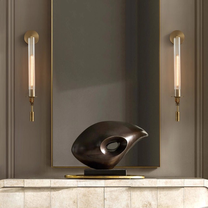 Aplique de pared vintage de vidrio y metal. Decoración para un ambiente acogedor y luz cálida.