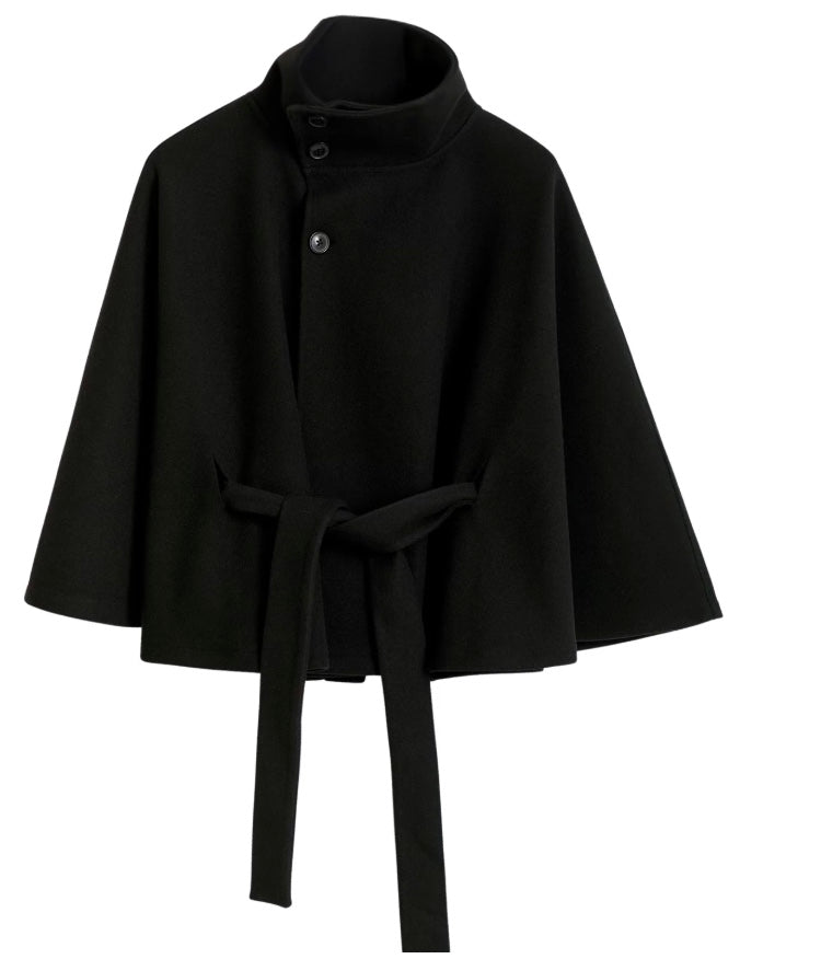 Chaqueta capa para mujer, vista trasera destacando el corte elegante y el cinturón. Moda de invierno.