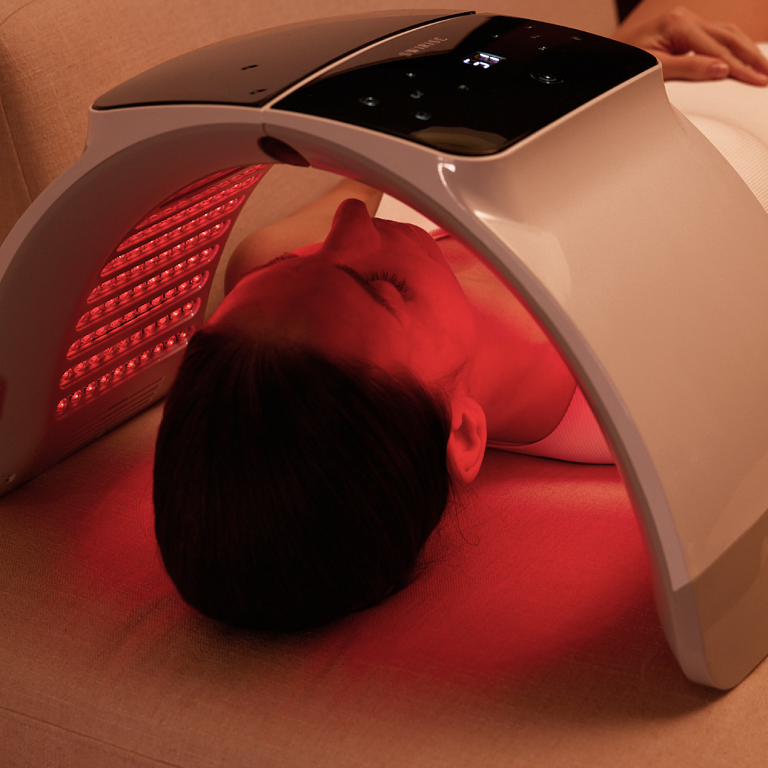 Terapia luz LED para piel sin imperfecciones, reduce enrojecimiento y calma el acné.