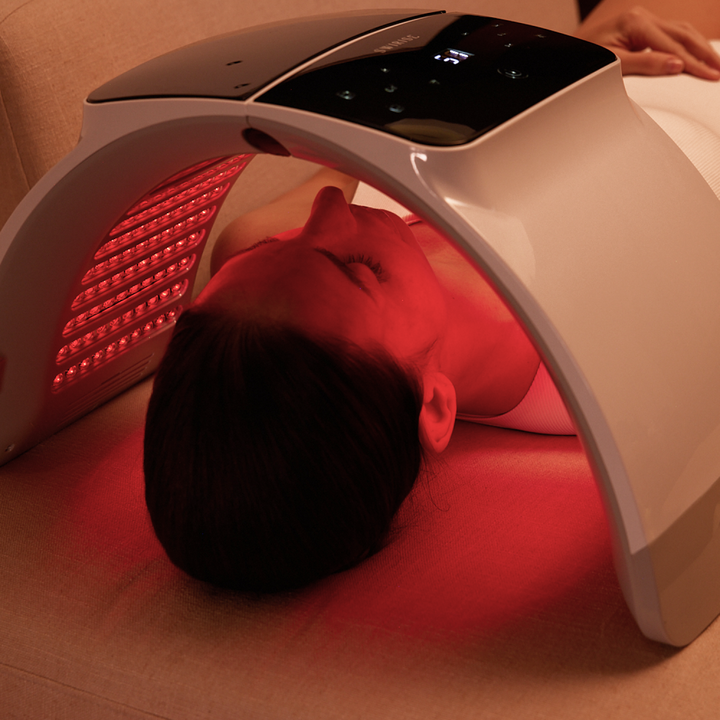 Terapia luz LED para piel sin imperfecciones, reduce enrojecimiento y calma el acné.