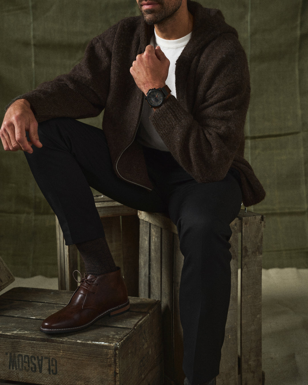 Calzado elegante de hombre para eventos y oficina. Zapatos marrones de estilo clásico y moda masculina.
