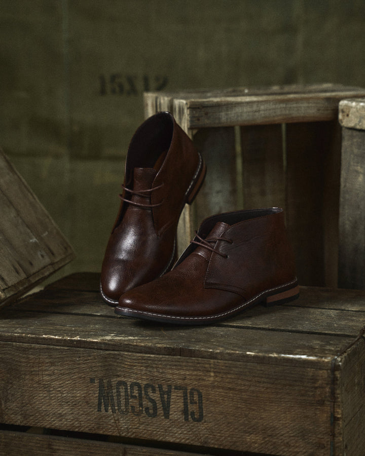 Zapatos de hombre versátiles marrones. Calzado vintage para oficina, eventos o uso diario con estilo clásico.