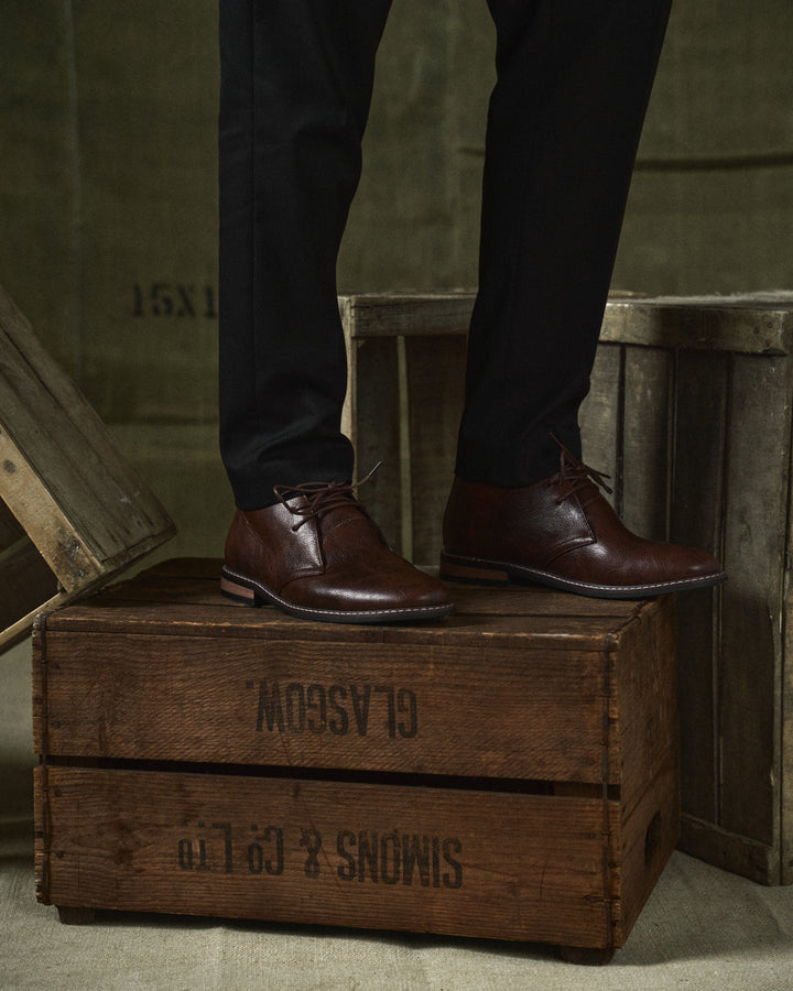 Zapatos de hombre vintage marrones, con un toque clásico. Perfectos para eventos y moda masculina elegante.