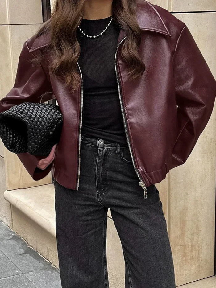 Chaqueta clásica de mujer con cremallera, estilo atemporal. Ideal para entretiempo, uso versátil casual o formal.