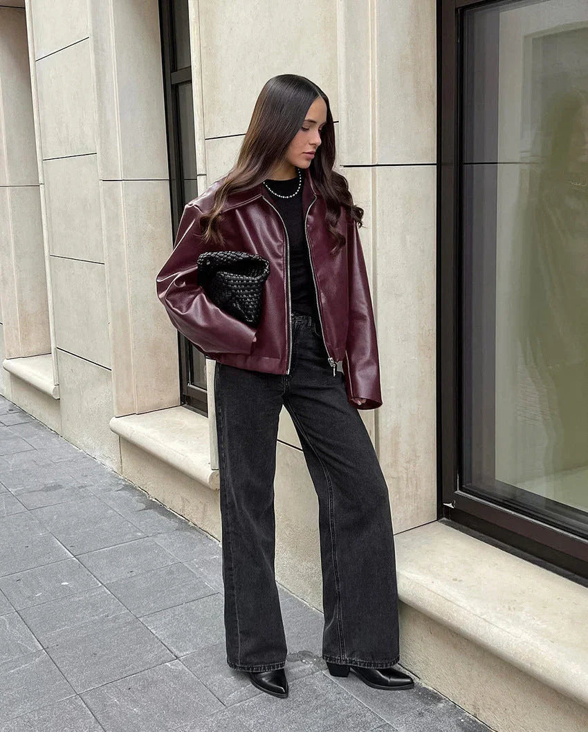 Chaqueta clásica de mujer con cremallera, estilo atemporal. Esencial para un look elegante y de moda.