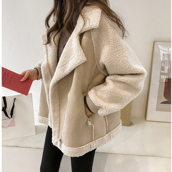 Abrigo de mujer para invierno, diseño con cuello en pico. Ropa exterior que combina calidez y elegancia, un básico de tendencia.