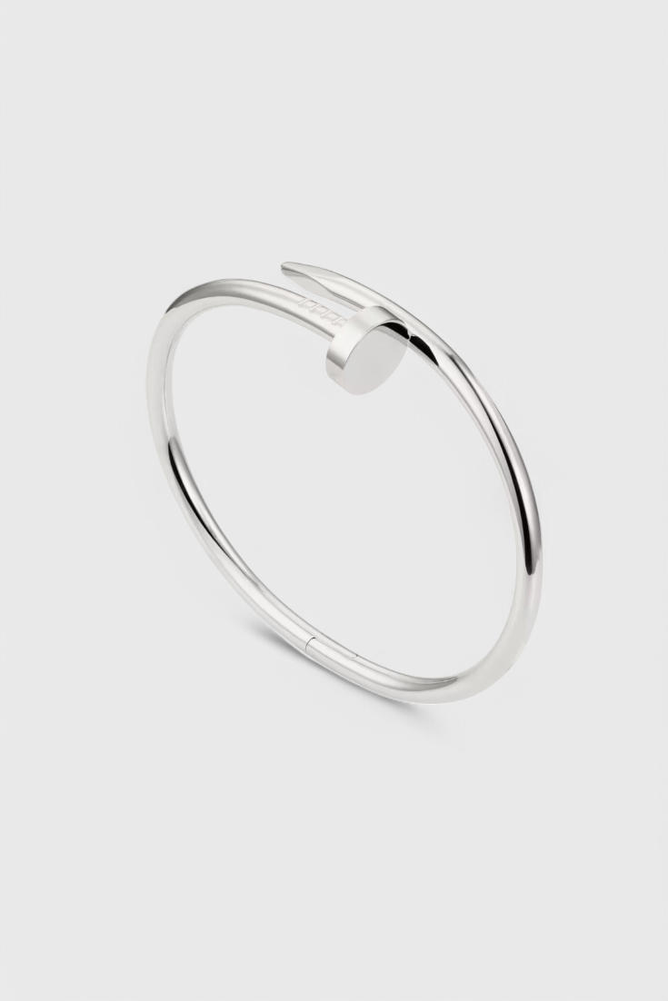 Pulsera de plata esterlina para mujer con diseño de clavo minimalista, elegante y moderna. Joyería de calidad.