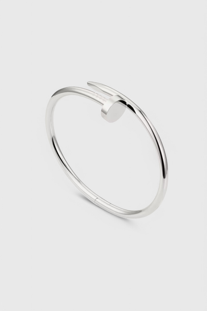 Pulsera de plata esterlina para mujer con diseño de clavo minimalista, elegante y moderna. Joyería de calidad.
