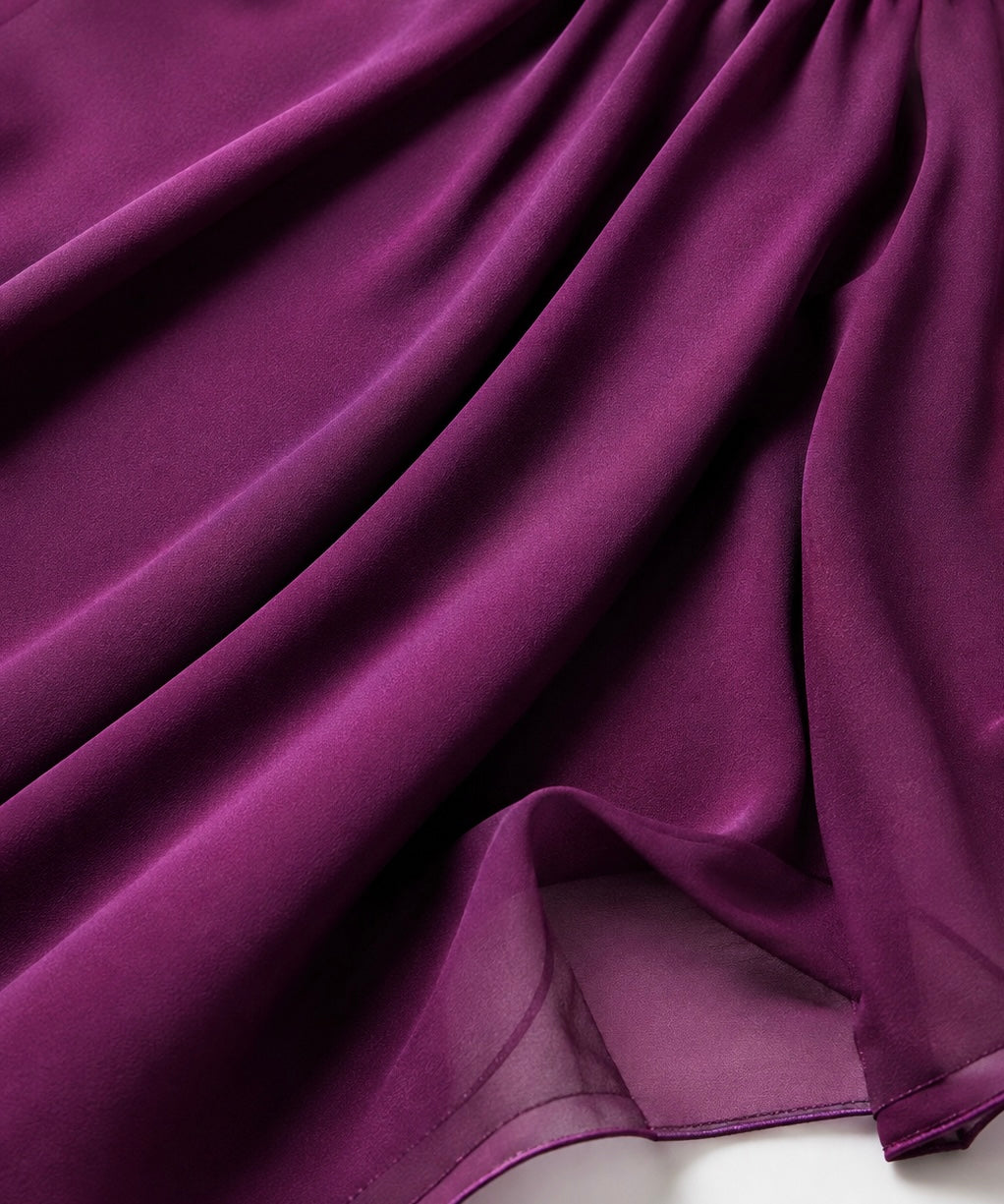 Modelo luciendo conjunto morado de fiesta palabra de honor para mujer, con pantalón palazzo fluido.