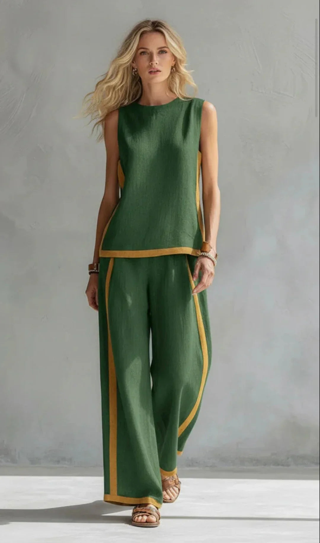 Mujer luciendo conjunto de dos piezas de algodón y lino, atuendo elegante y cómodo para el día a día.