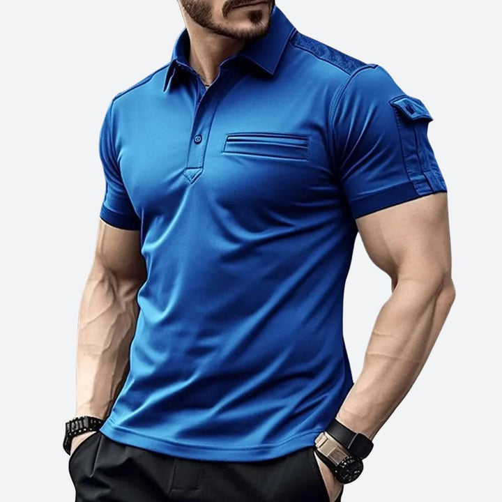 Detalle de cuello y botones de polo casual de hombre, mostrando calidad y diseño moderno.