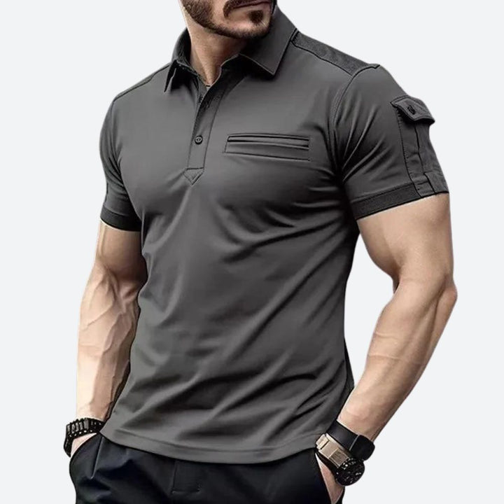 Hombre con polo casual de manga corta, look relajado y elegante para el día a día veraniego.