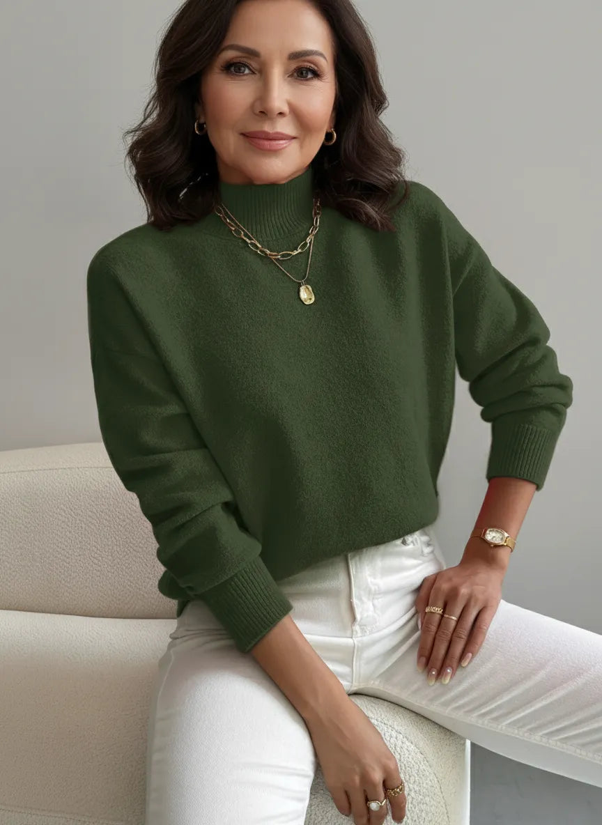 Mujer con jersey de cuello alto versátil, ideal para looks de otoño y moda casual.
