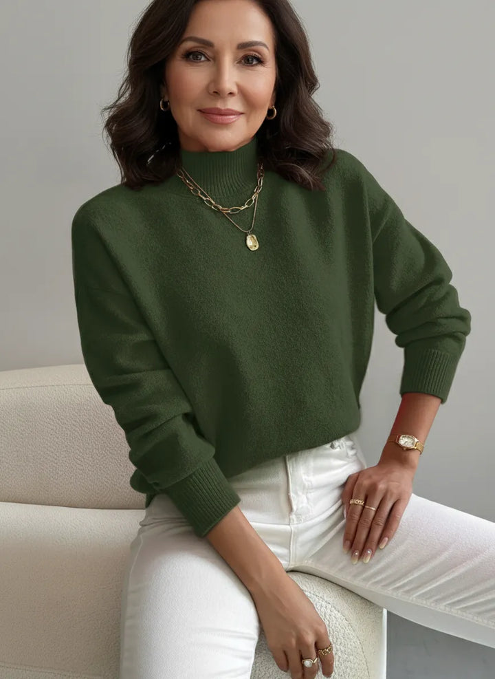 Mujer con jersey de cuello alto versátil, ideal para looks de otoño y moda casual.