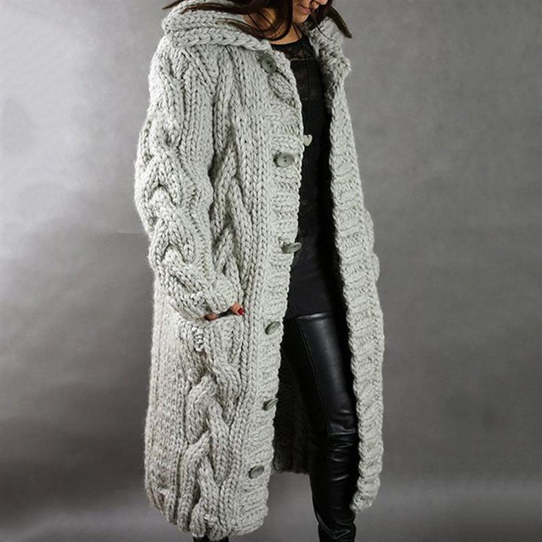 Elegante cárdigan largo con capucha para mujer, de punto grueso, ideal para un look casual de invierno.