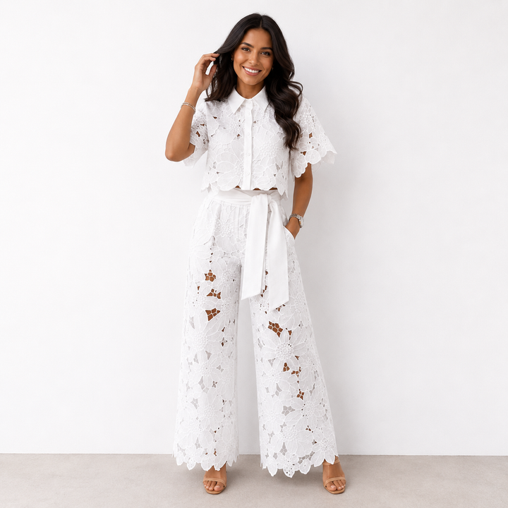 Atuendo casual de dos piezas para mujer: crop top y pantalón ancho floral. Perfecto para un estilo relajado.