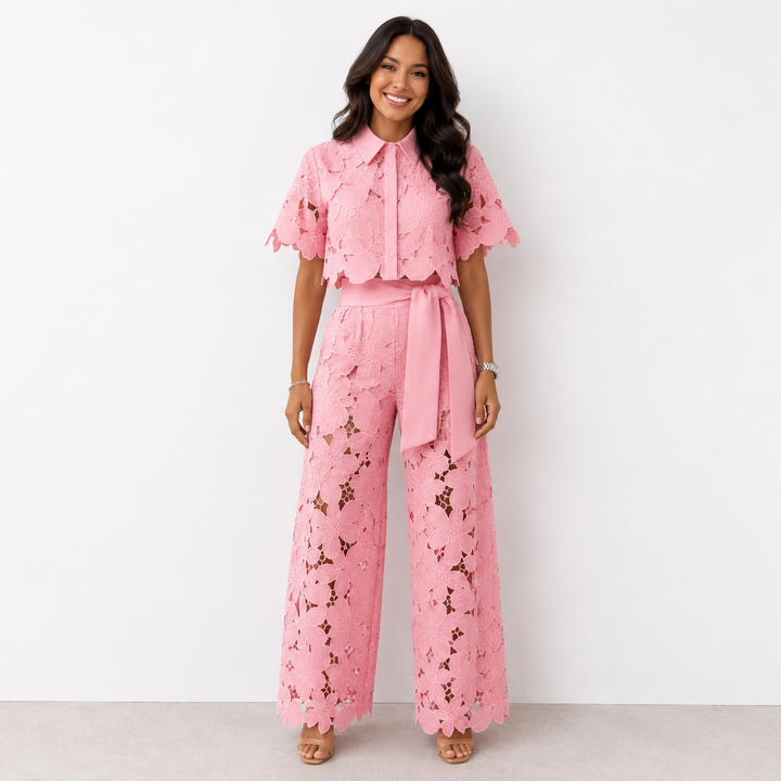 Moda femenina de primavera/verano: conjunto floral con crop top y pantalón ancho. Atuendo fresco y casual.