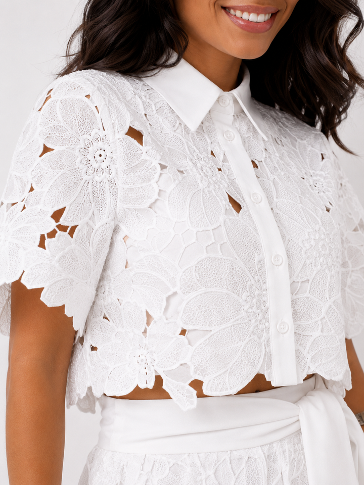 Pantalón ancho floral y crop top para mujer, un conjunto cómodo y de estilo relajado para primavera y verano.