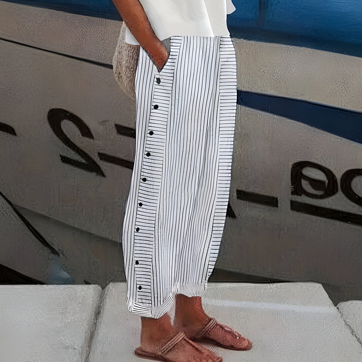 Pantalón de moda femenina: rayas y botones para un estilo casual y diario.