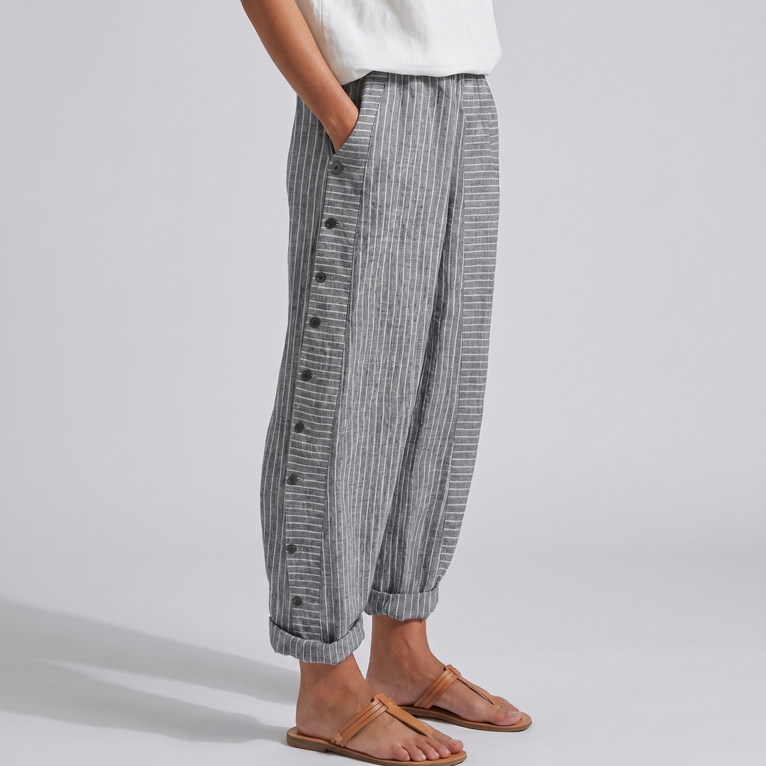 Pantalón casual rayado con detalles de botones, ideal para mujer.