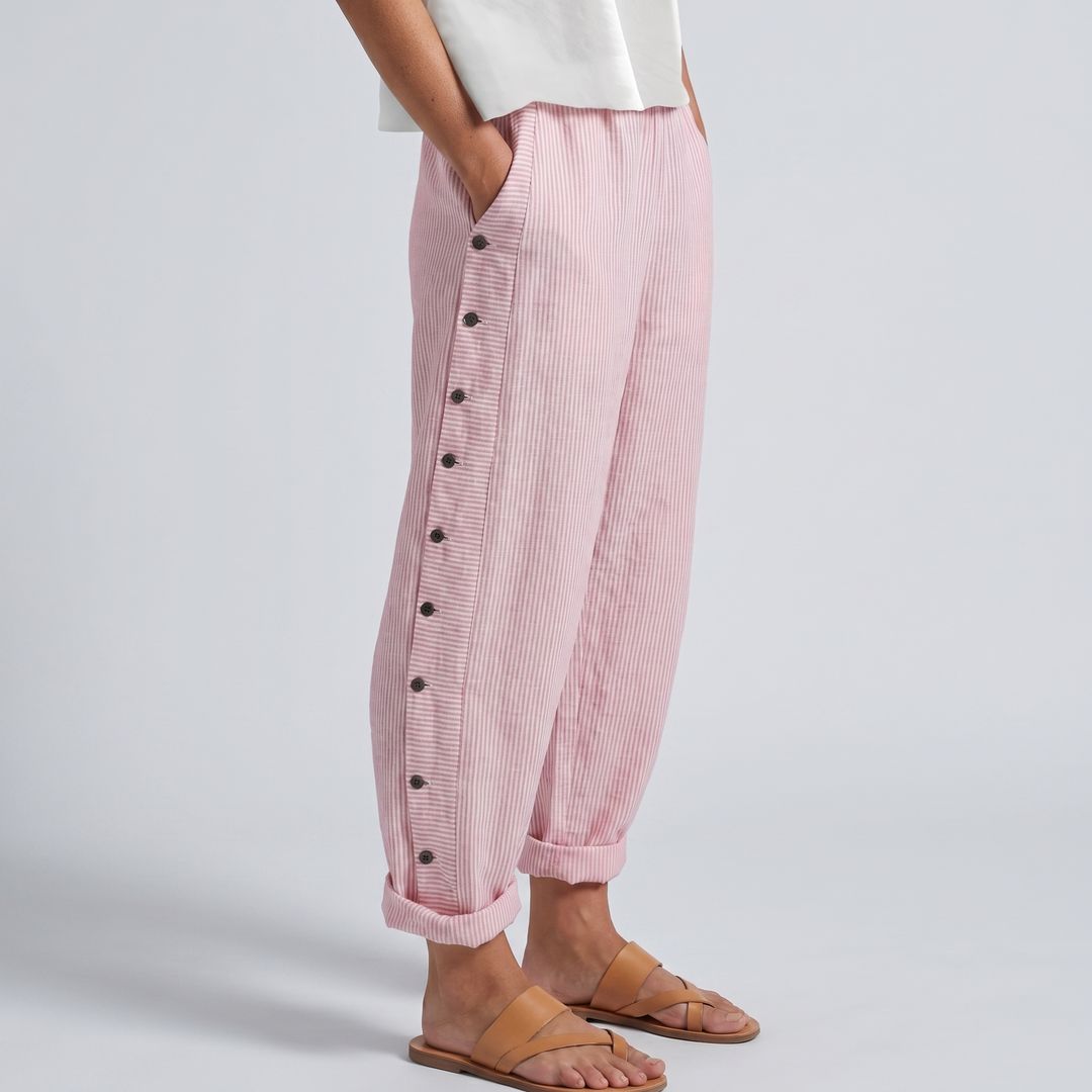 Ropa de mujer: pantalón rayado, estilo veraniego y confortable.