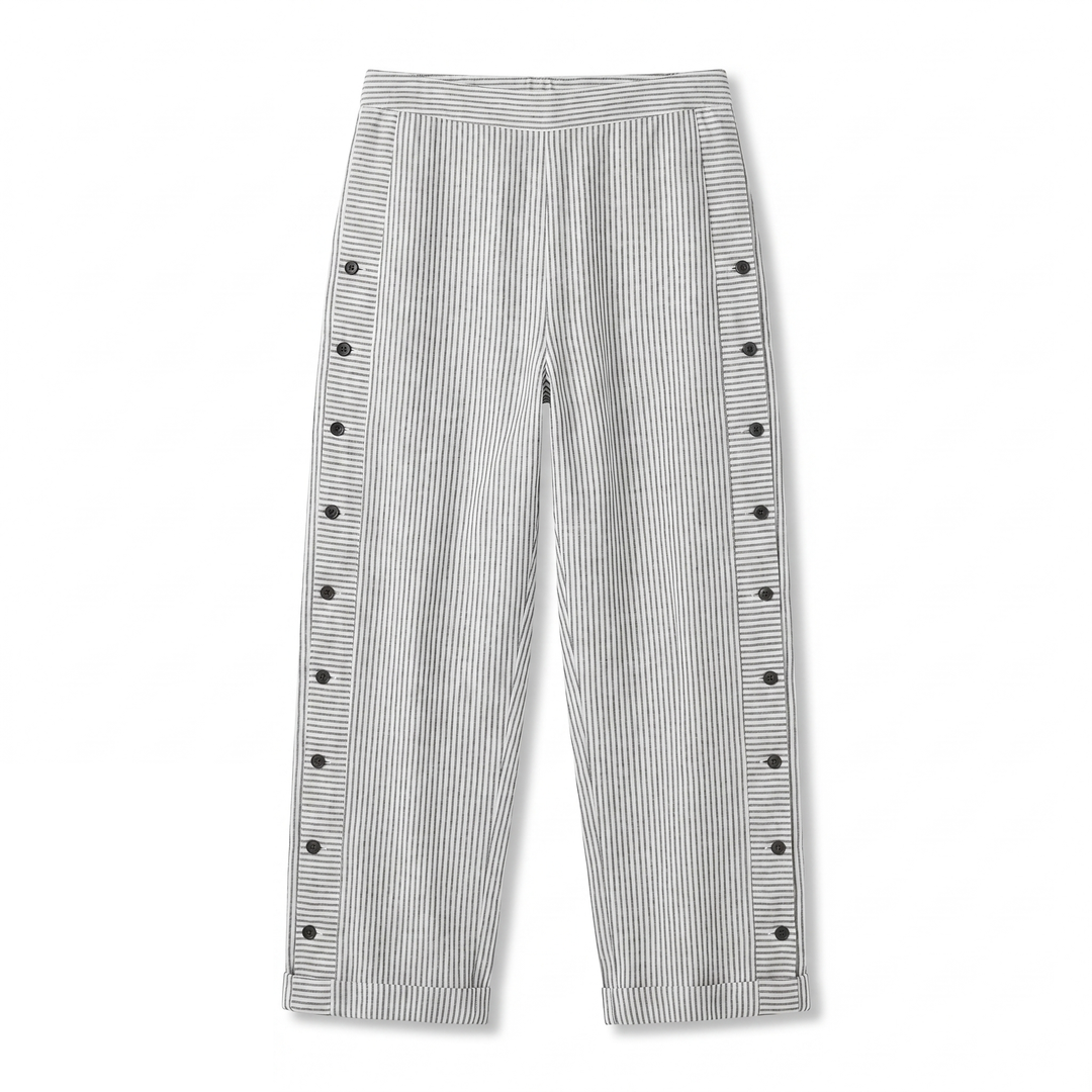 Moda casual: pantalón rayado de mujer, ideal para ropa diaria.