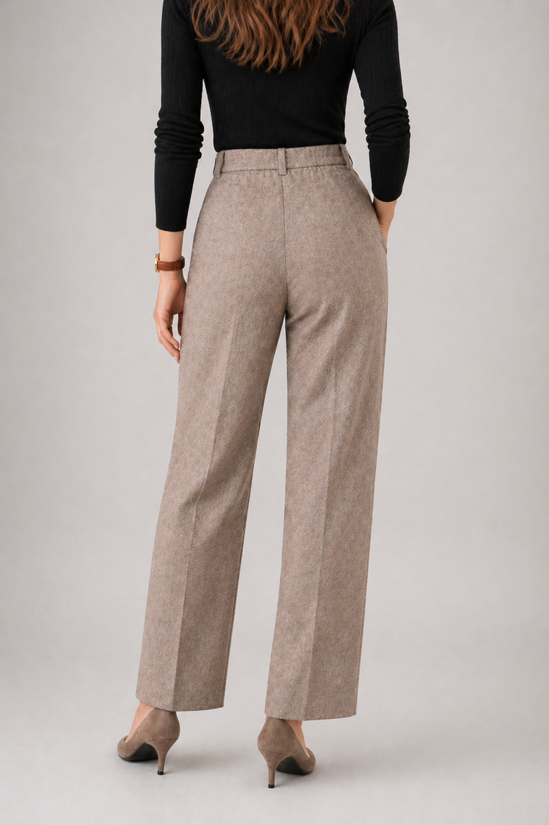 Pantalones de mujer con pliegues marcados y tiro alto en lana. Diseño versátil para otoño/invierno, casual y elegante.