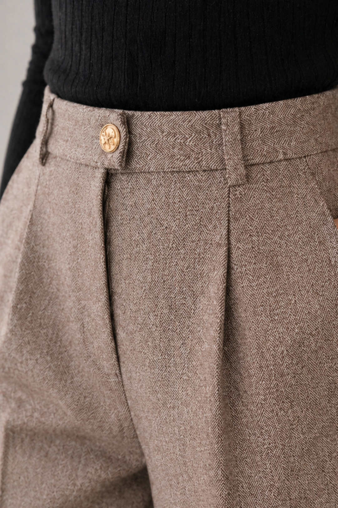Pantalones de lana de mujer con pliegues y tiro alto. Comodidad y estilo, perfectos para looks casuales y elegantes.
